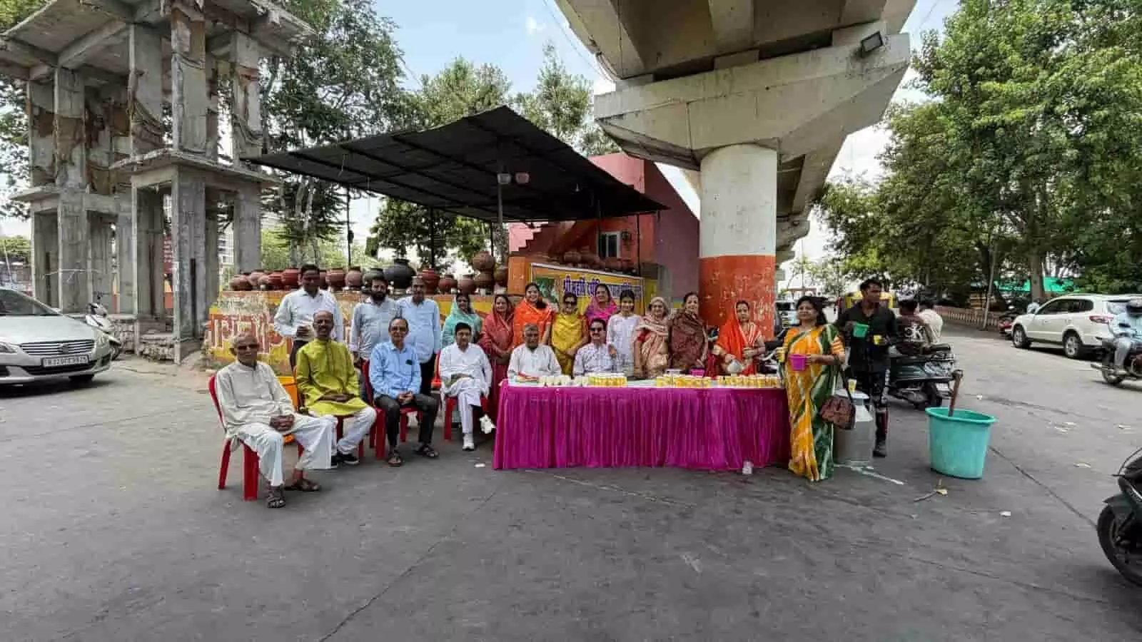 कोटा में निर्जला एकादशी पर दधीच समाज के सदस्य राहगीरों को ठंडाई वितरित कर रहे हैं।