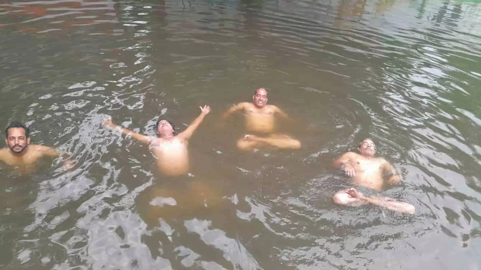 जल कुंड में बैठकर जल साधना करते हुए योग मण्डल के सदस्य। जल कुंड में बैठकर जल साधना करते हुए योग मण्डल के सदस्य।
