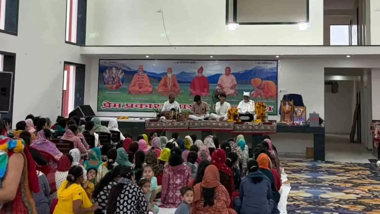 भीलवाड़ा के प्रेम प्रकाश आश्रम में आयोजित सत्संग में बैठे श्रद्धालु और मंच पर कलाकार।