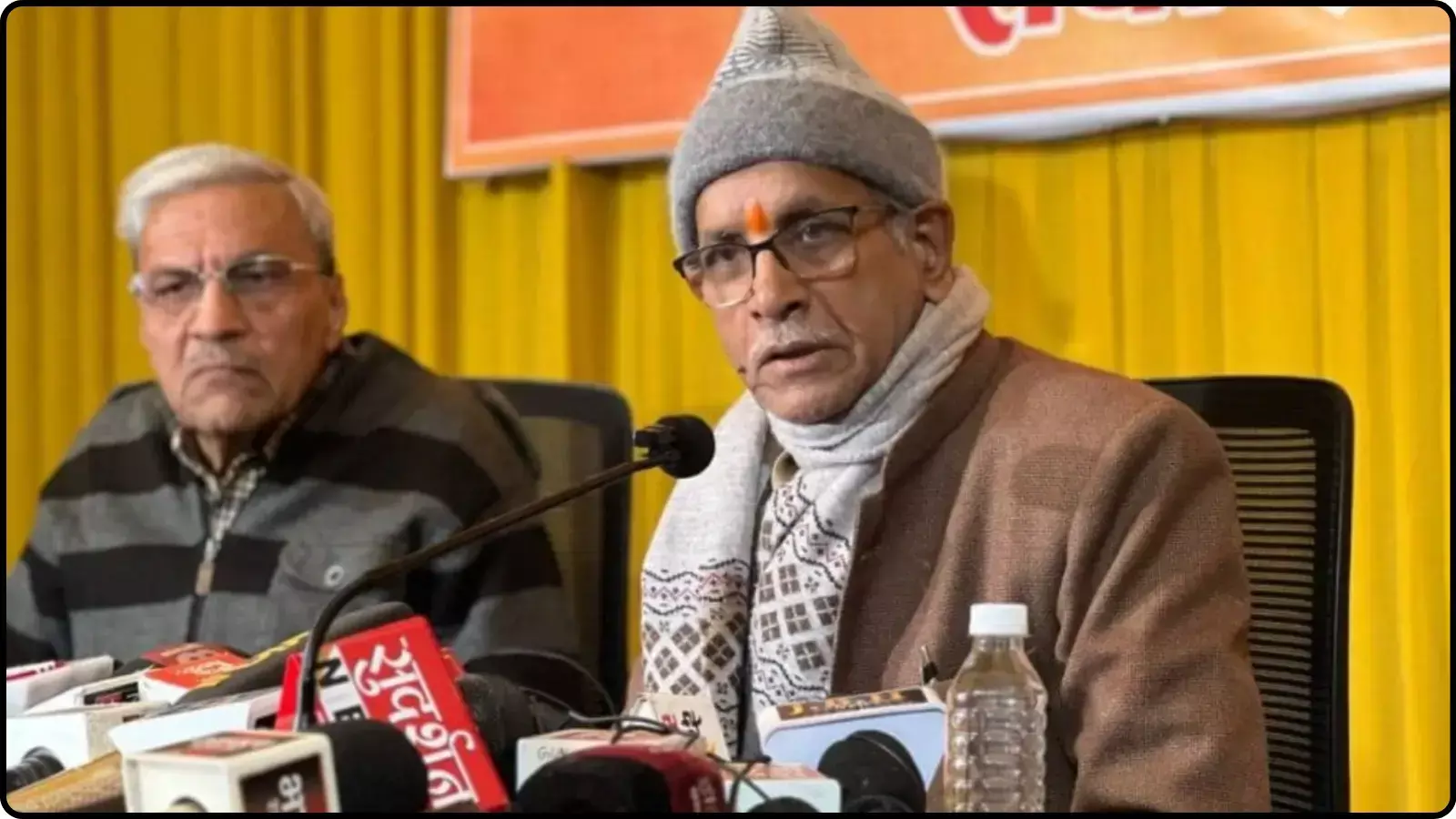 माइक के सामने बोलते हुए चंपत राय और बैठे हुए अनिल मिश्रा अयोध्या राम मंदिर ट्रस्ट विवाद के संदर्भ में। माइक के सामने बोलते हुए चंपत राय और बैठे हुए अनिल मिश्रा अयोध्या राम मंदिर ट्रस्ट विवाद के संदर्भ में।