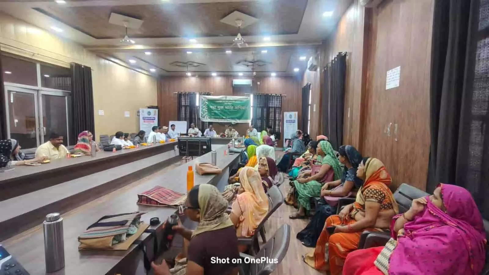 डीग पंचायत समिति सभागार में कार्यशाला के दौरान बैठे अधिकारी और आमजन।