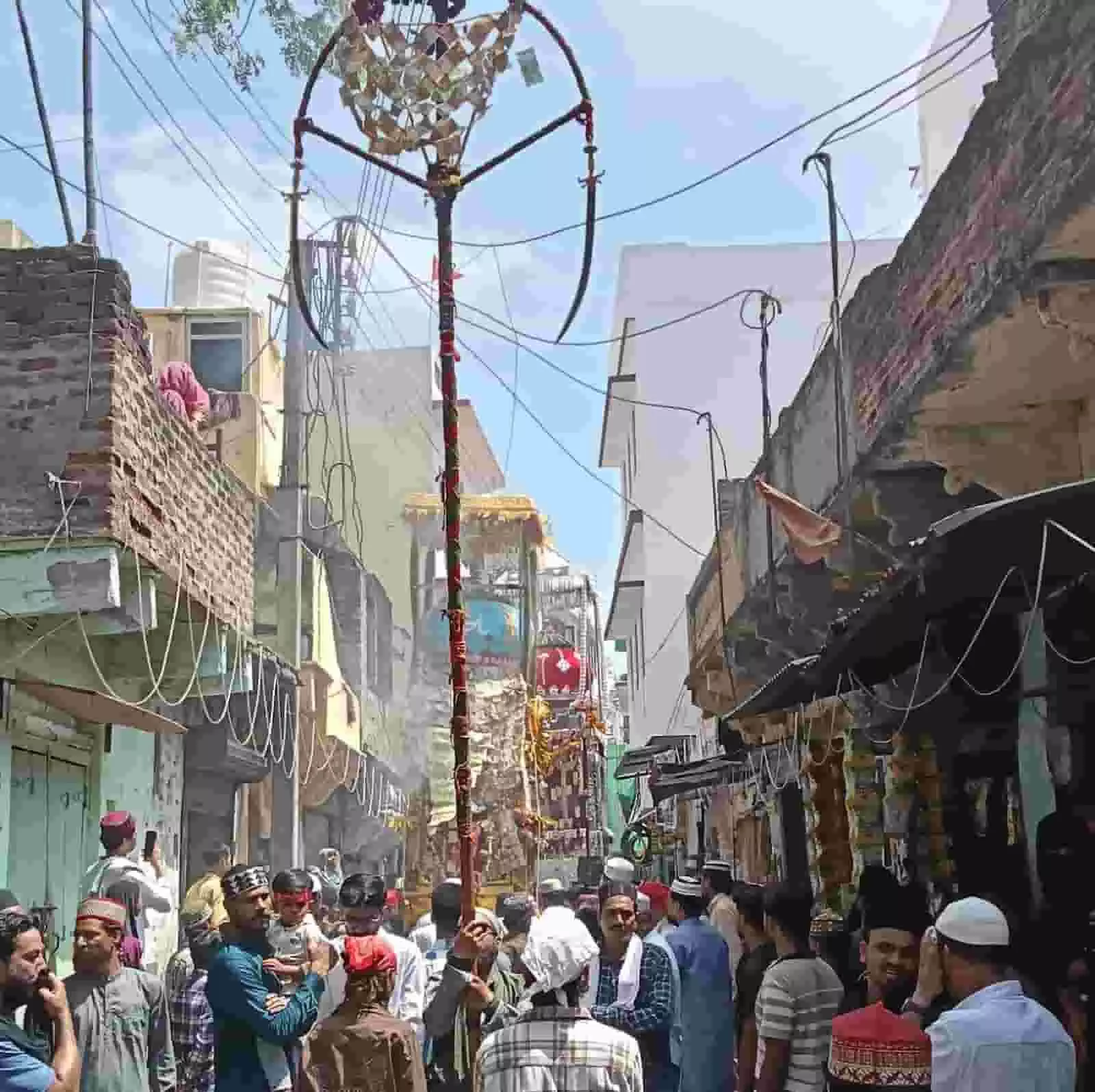 आमेट में गलियों से गुजरता ताजिया का जुलूस और साथ चलते अकीदतमंद लोग।