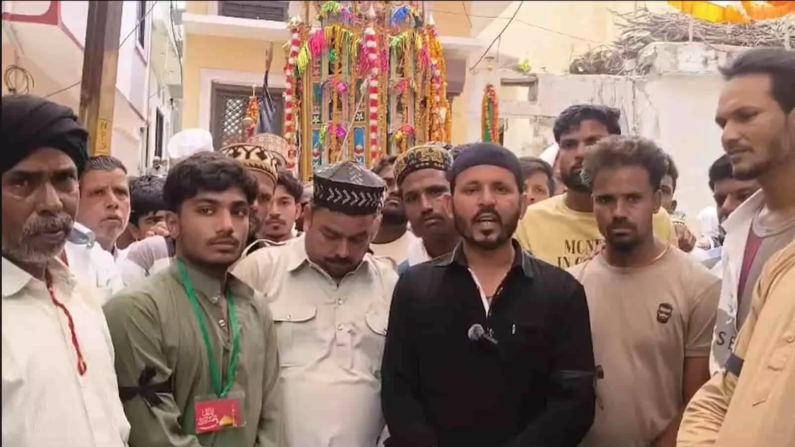 तस्वीर में देवगढ़ में ताजियों के पास एकत्रित मुस्लिम समुदाय के लोग दिखाई दे रहे हैं।