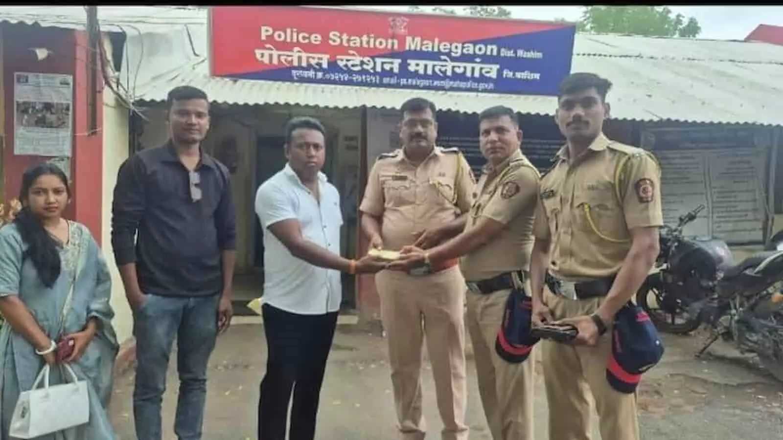 वाशिम: समृद्धी महामार्ग पर छूटा 1.30 लाख का बैग पुलिस ने लौटाया