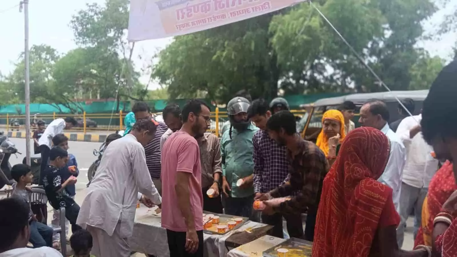 कंडेरा समाज के लोग जयपुर में लोगों को आइसक्रीम वितरित कर रहे हैं। कंडेरा समाज के लोग जयपुर में लोगों को आइसक्रीम वितरित कर रहे हैं।