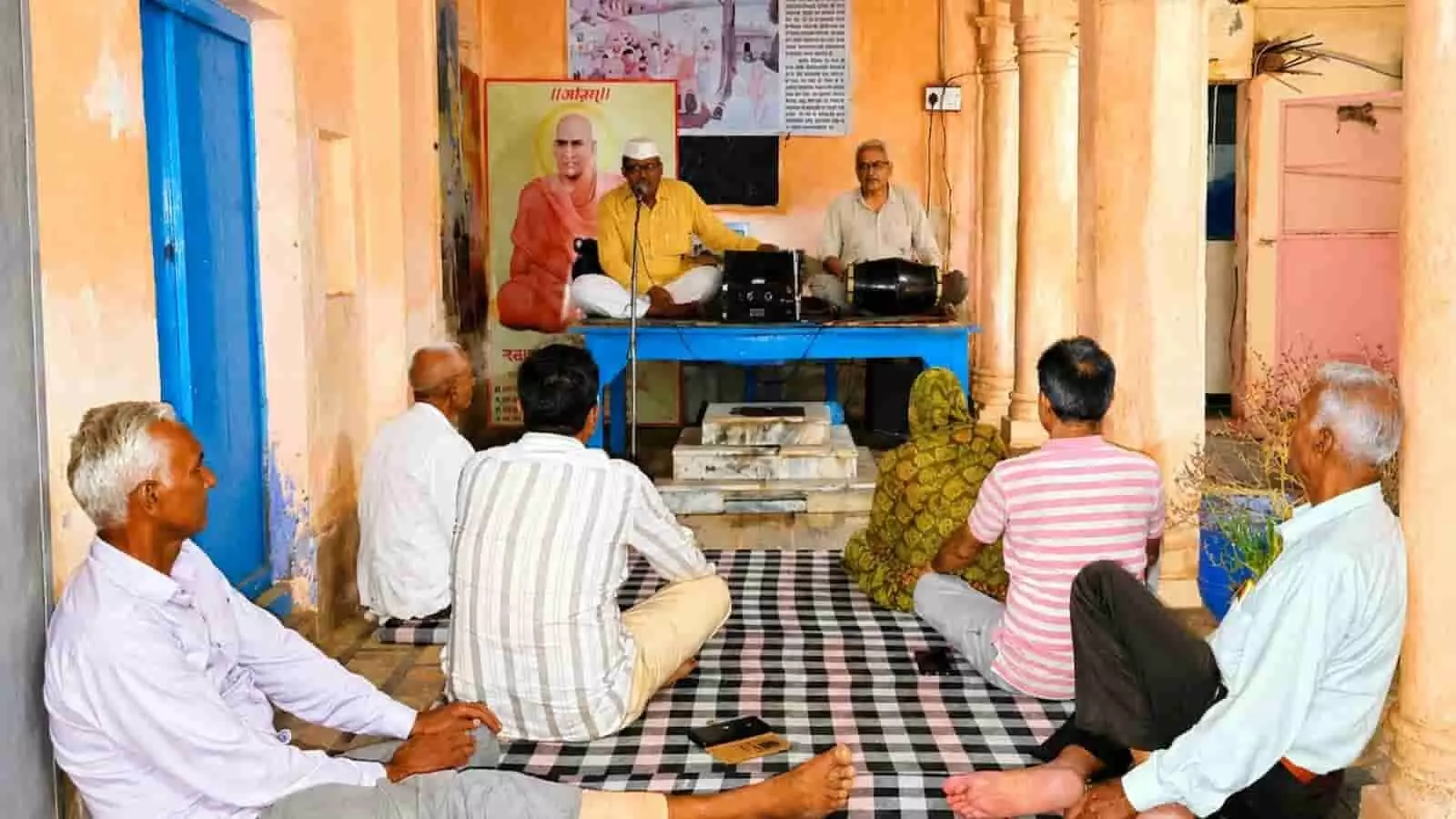 लाडनूं के आर्य समाज मंदिर में भजन कार्यक्रम के दौरान मंच पर कलाकार और उपस्थित श्रोता। लाडनूं के आर्य समाज मंदिर में भजन कार्यक्रम के दौरान मंच पर कलाकार और उपस्थित श्रोता।