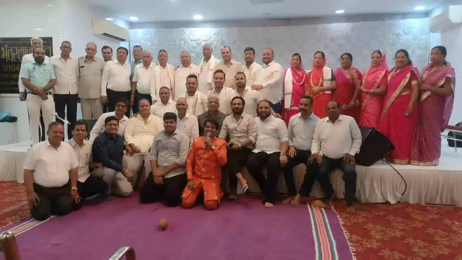 मुंबई में श्री आदीनाथ जैन भोजनशाला के उद्घाटन की योजना पर चर्चा करते समाजजन।