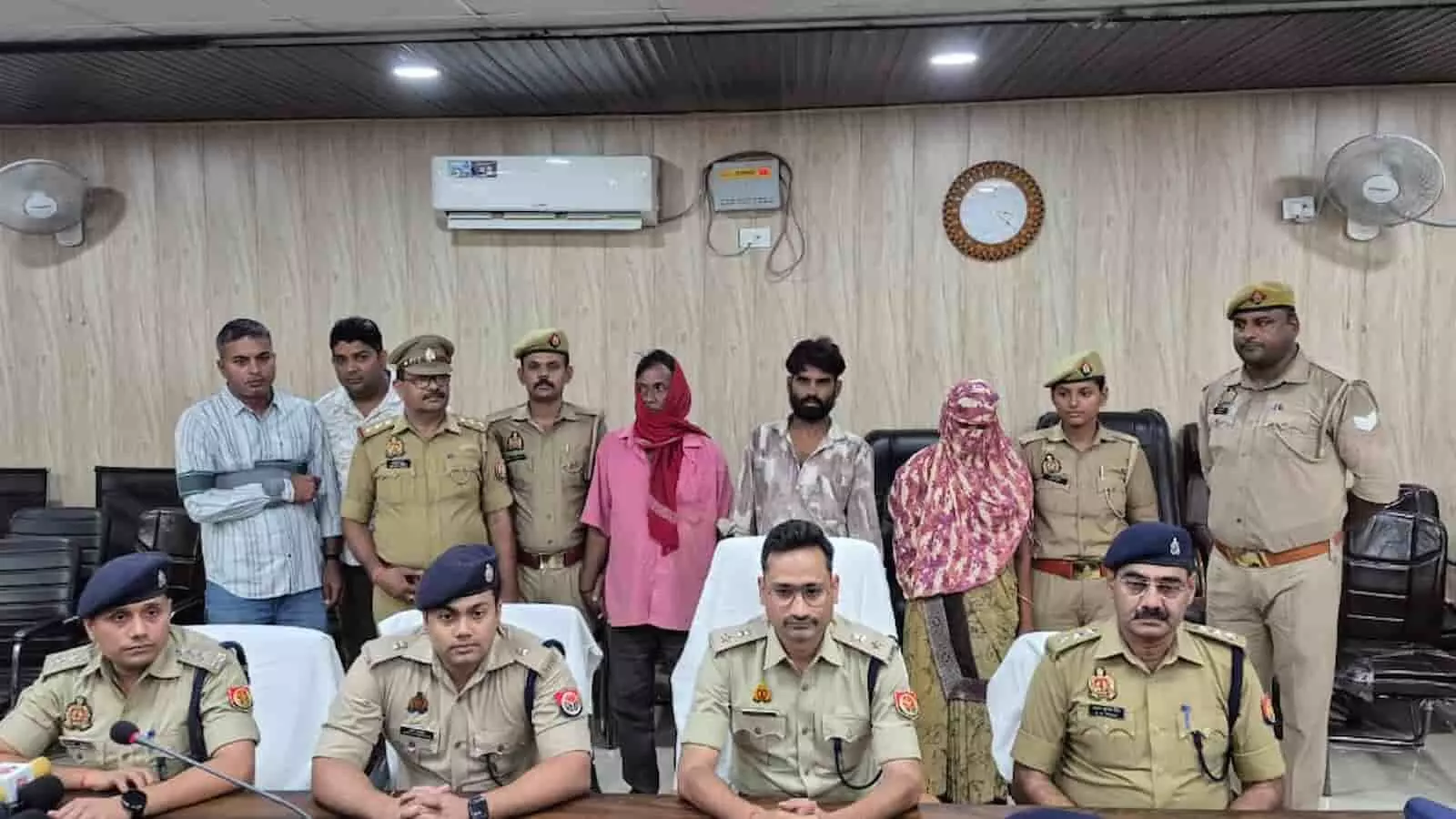 पुलिस अधिकारियों के सामने खड़े गिरफ्तार आरोपी और महिला चंदौली के एक कार्यालय में। पुलिस अधिकारियों के सामने खड़े गिरफ्तार आरोपी और महिला चंदौली के एक कार्यालय में।