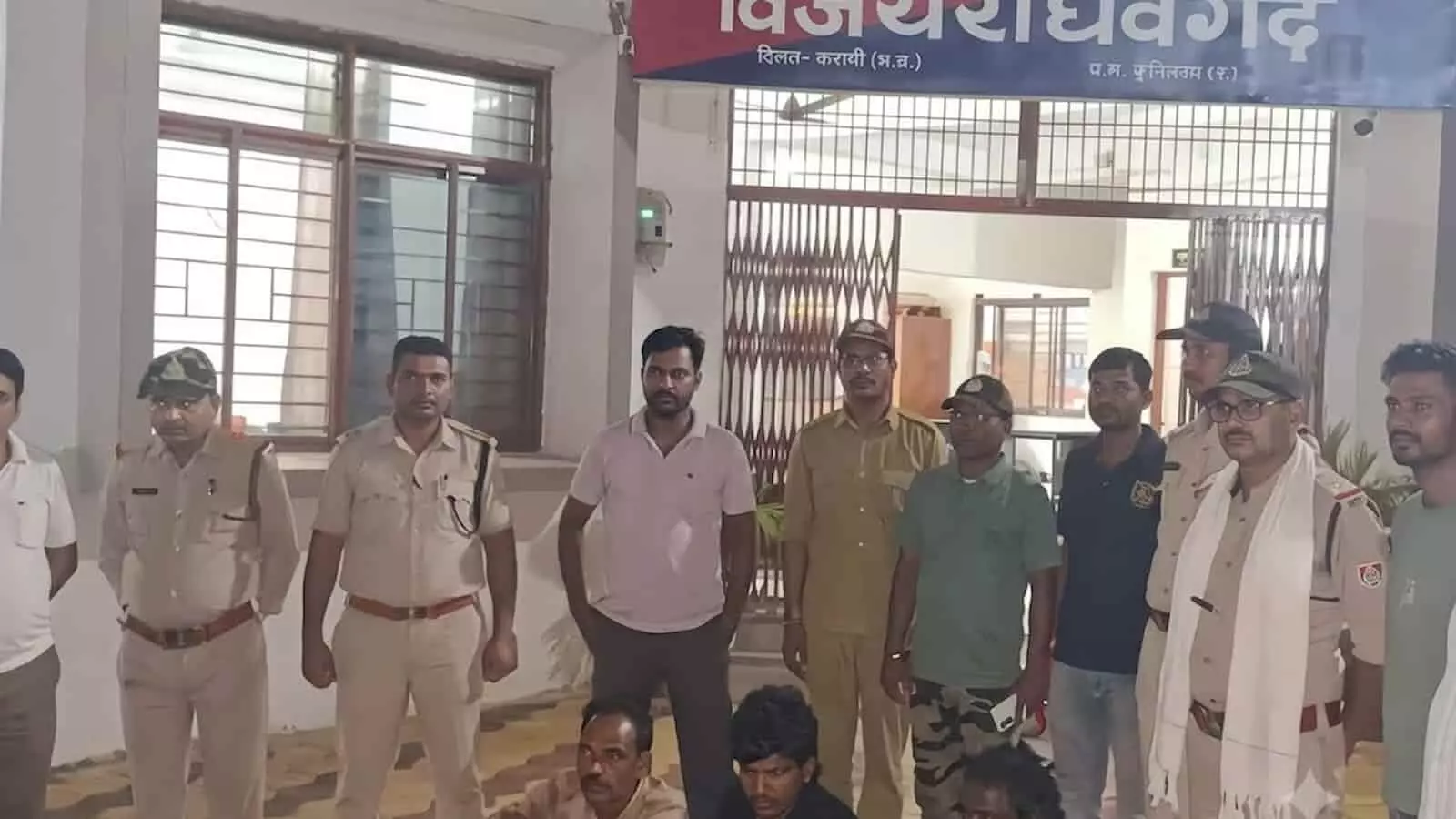 विजयराघवगढ़ पुलिस थाने के बाहर पुलिस और वन अधिकारियों के साथ तीन आरोपी व्यक्ति।