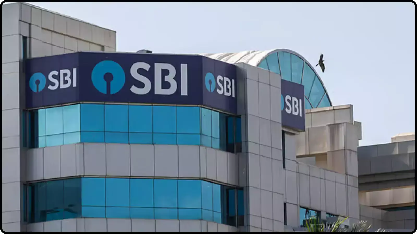 बैंक का बोर्ड और नीली खिड़कियों वाली इमारत स्टेट बैंक ऑफ इंडिया की शाखा मुंबई में एसबीआई पीओ भर्ती के संदर्भ में।