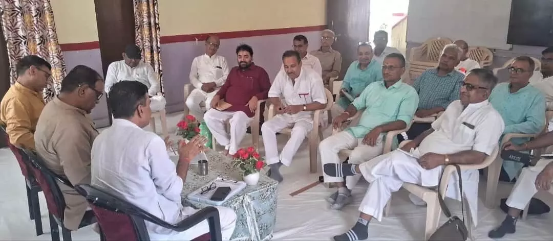 विद्या भारती के पदाधिकारी आदर्श विद्या मंदिर में एक बैठक में चर्चा करते हुए। विद्या भारती के पदाधिकारी आदर्श विद्या मंदिर में एक बैठक में चर्चा करते हुए।