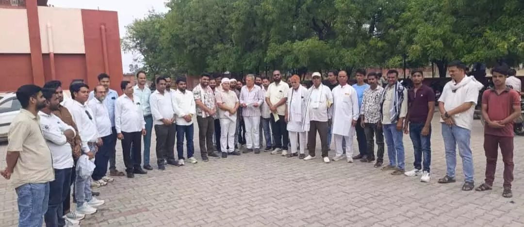 बारां में मस्जिदों और दरगाहों के विरोध में कलेक्ट्रेट परिसर में प्रदर्शन करते कांग्रेस कार्यकर्ता। बारां में मस्जिदों और दरगाहों के विरोध में कलेक्ट्रेट परिसर में प्रदर्शन करते कांग्रेस कार्यकर्ता।