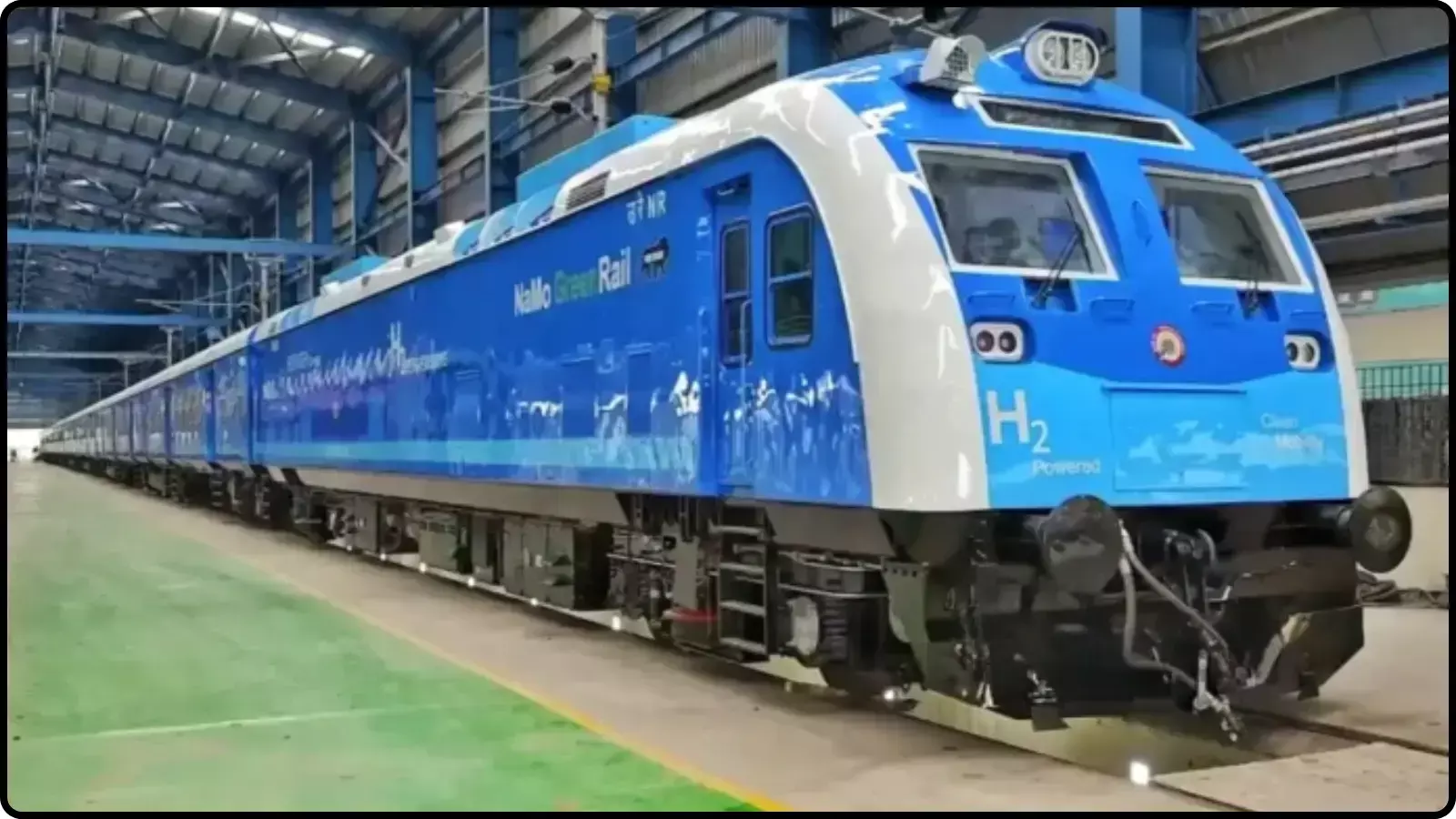 रेलवे शेड के अंदर खड़ी नीले रंग की हाइड्रोजन संचालित ट्रेन भारत में प्रथम परीक्षण के संदर्भ में।