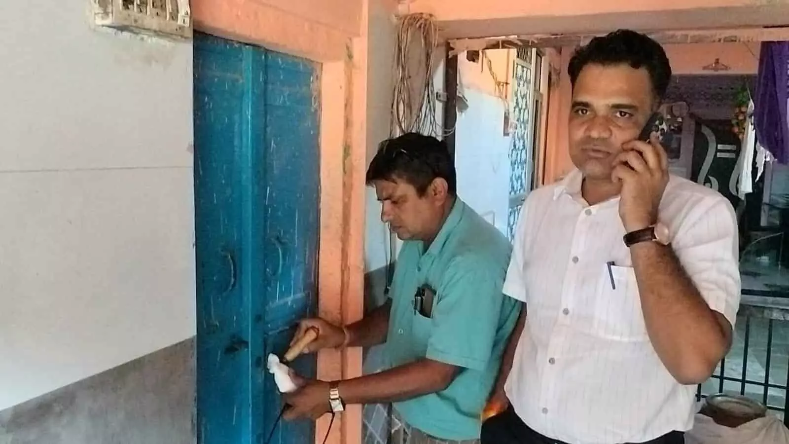 स्वास्थ्य विभाग के अधिकारी सवाई माधोपुर में एक क्लिनिक का दरवाजा सील कर रहे हैं। स्वास्थ्य विभाग के अधिकारी सवाई माधोपुर में एक क्लिनिक का दरवाजा सील कर रहे हैं।