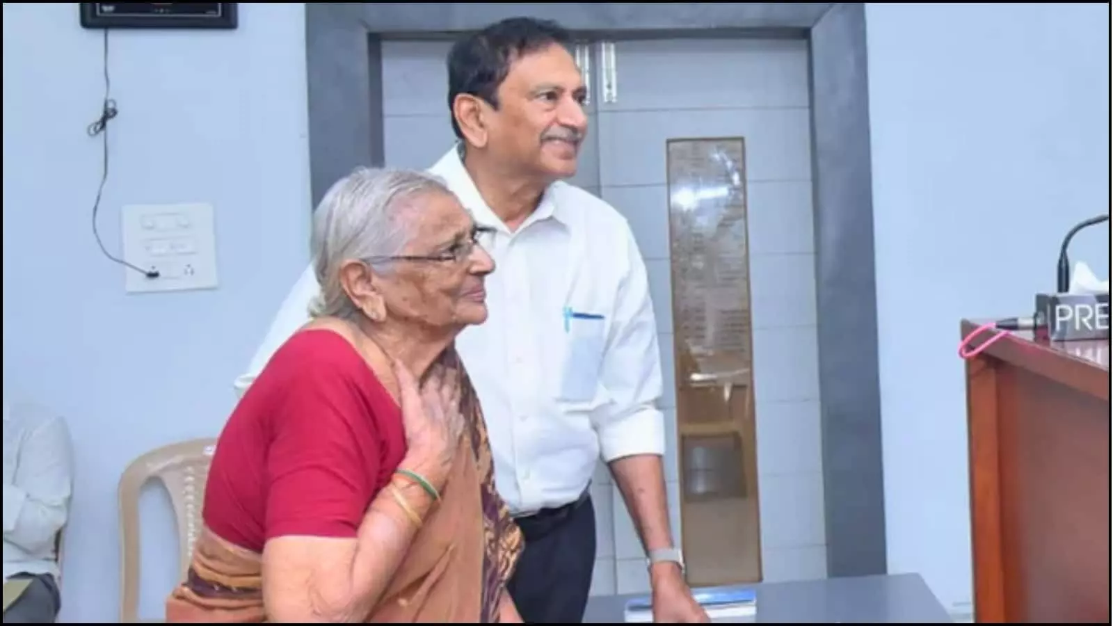 अधिकारी के सामने खड़ी बुजुर्ग महिला बापटला में भारतीय नागरिकता की शपथ लेने के संदर्भ में। अधिकारी के सामने खड़ी बुजुर्ग महिला बापटला में भारतीय नागरिकता की शपथ लेने के संदर्भ में।