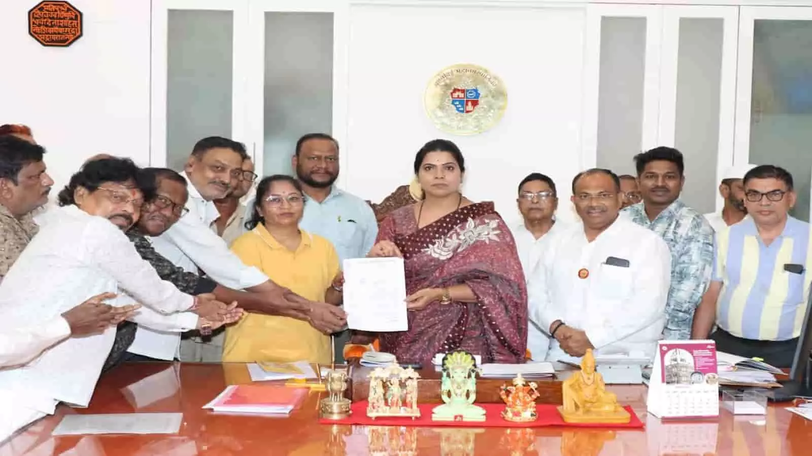बीएमसी मुख्यालय में महापौर रितू तावडे को ज्ञापन सौंपते हुए कुष्ठ पीड़ित संगठन के प्रतिनिधि। बीएमसी मुख्यालय में महापौर रितू तावडे को ज्ञापन सौंपते हुए कुष्ठ पीड़ित संगठन के प्रतिनिधि।