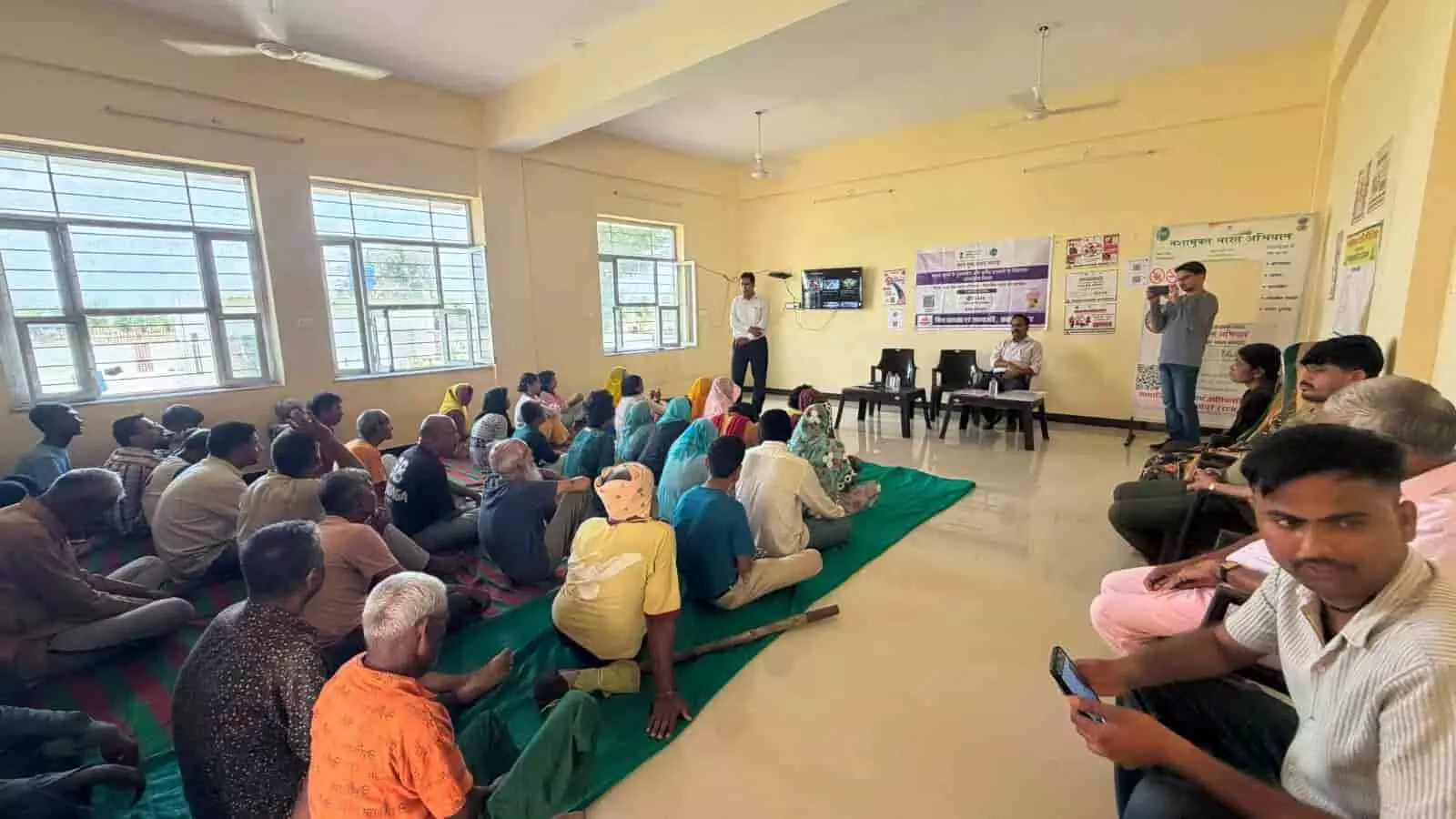सवाई माधोपुर के पुनर्वास गृह में आयोजित नशामुक्त भारत अभियान की कार्यशाला में बैठे लोग। सवाई माधोपुर के पुनर्वास गृह में आयोजित नशामुक्त भारत अभियान की कार्यशाला में बैठे लोग।