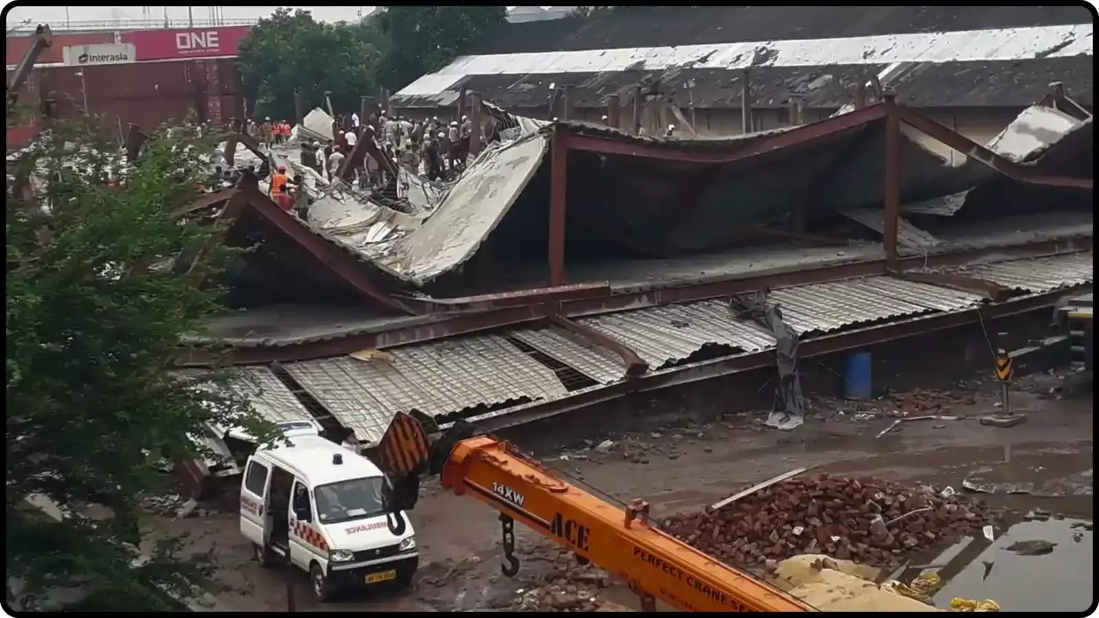 ढही हुई छत का मलबा और राहत क्रेन कोलकाता के तारातला में गोदाम हादसे के संदर्भ में।