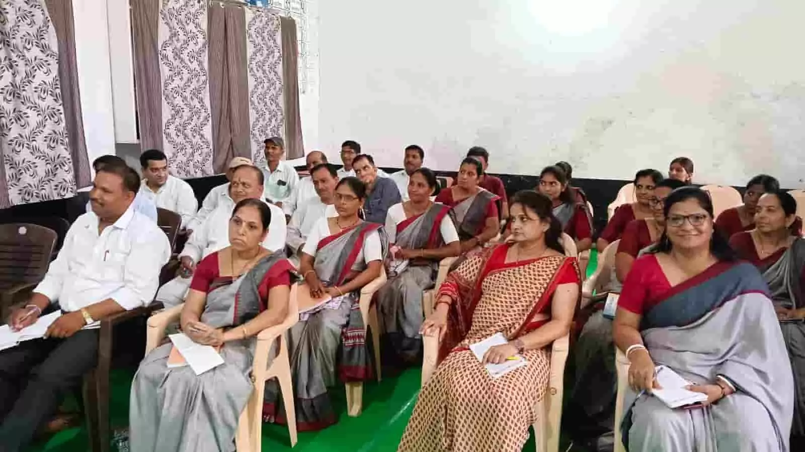 खेरवाड़ा में विद्या निकेतन संकुल की बैठक में बैठे शिक्षक और प्रधानाचार्य। खेरवाड़ा में विद्या निकेतन संकुल की बैठक में बैठे शिक्षक और प्रधानाचार्य।