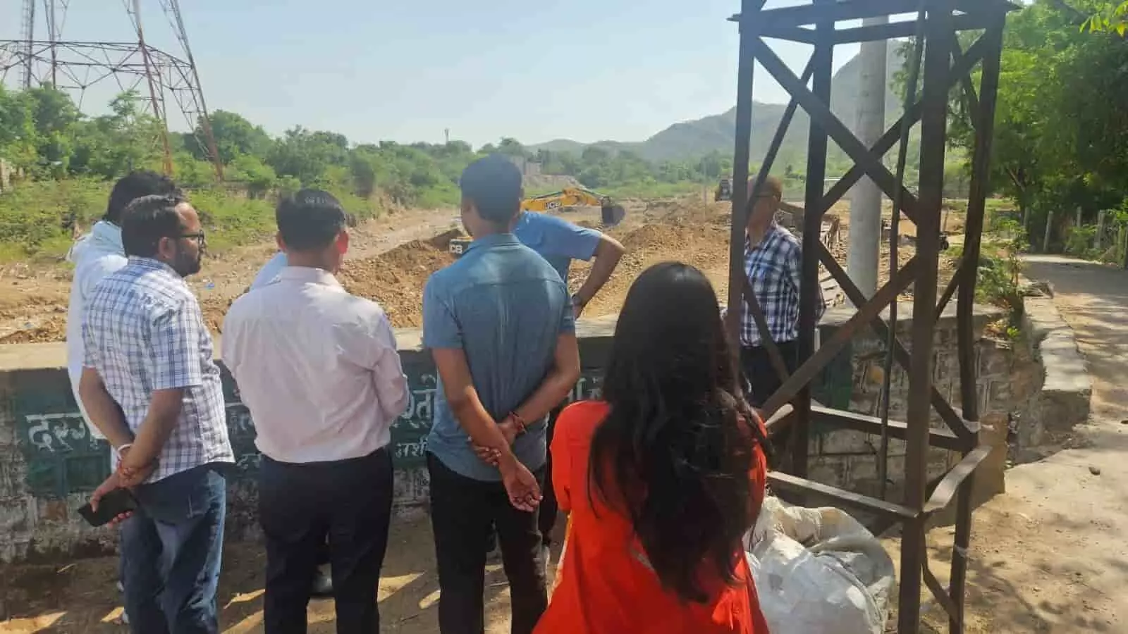 सवाई माधोपुर में जल निकासी व्यवस्था का निरीक्षण करते प्रशासनिक अधिकारी और कर्मचारी। सवाई माधोपुर में जल निकासी व्यवस्था का निरीक्षण करते प्रशासनिक अधिकारी और कर्मचारी।
