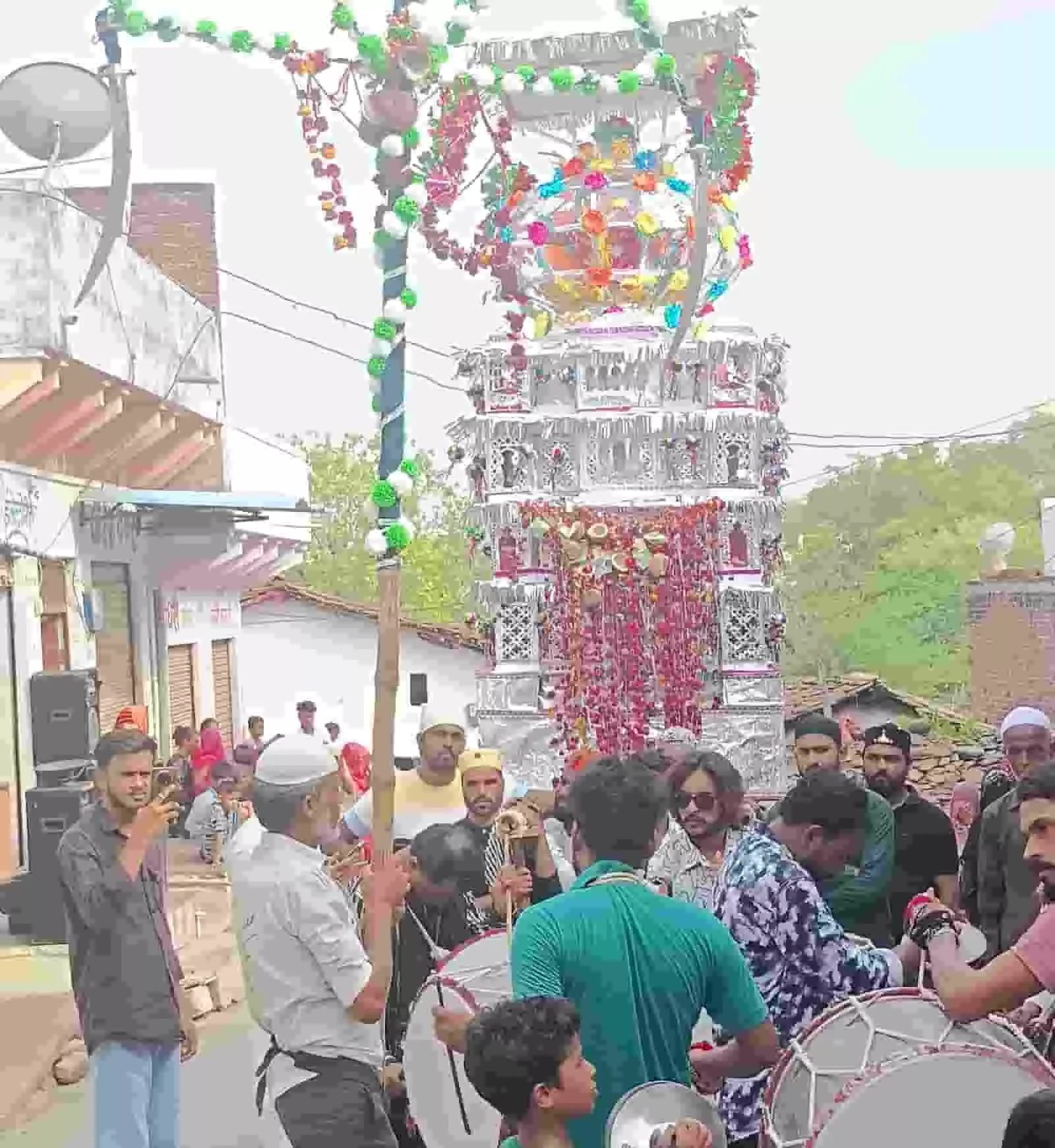 लसाड़िया में मोहर्रम के दौरान ताजिया जुलूस में शामिल लोग ढोल बजा रहे हैं।