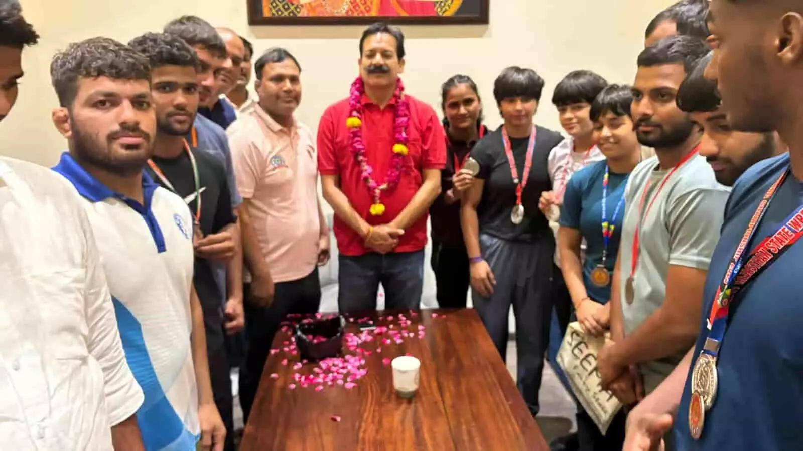 राजस्थान कुश्ती संघ के अध्यक्ष राजीव दत्ता और अन्य लोग रवींद्र कुमार के साथ खड़े हैं।