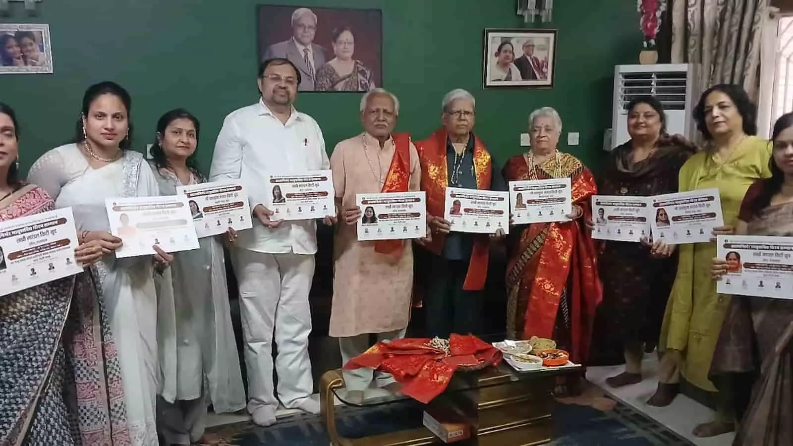 कोटा में पोस्टर और प्रशस्ति पत्र का विमोचन करते अतिथि और किटी क्लब सदस्य।