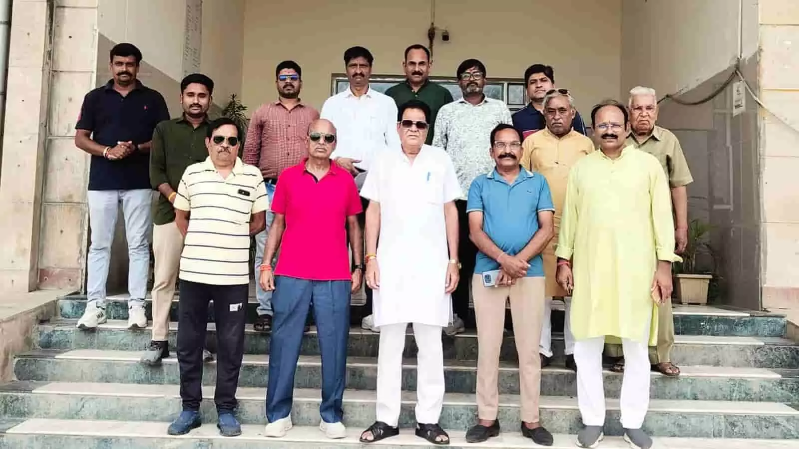 झालावाड़ में जिला कलेक्टर कार्यालय की सीढ़ियों पर खड़े ब्राह्मण कल्याण परिषद के सदस्य। झालावाड़ में जिला कलेक्टर कार्यालय की सीढ़ियों पर खड़े ब्राह्मण कल्याण परिषद के सदस्य।