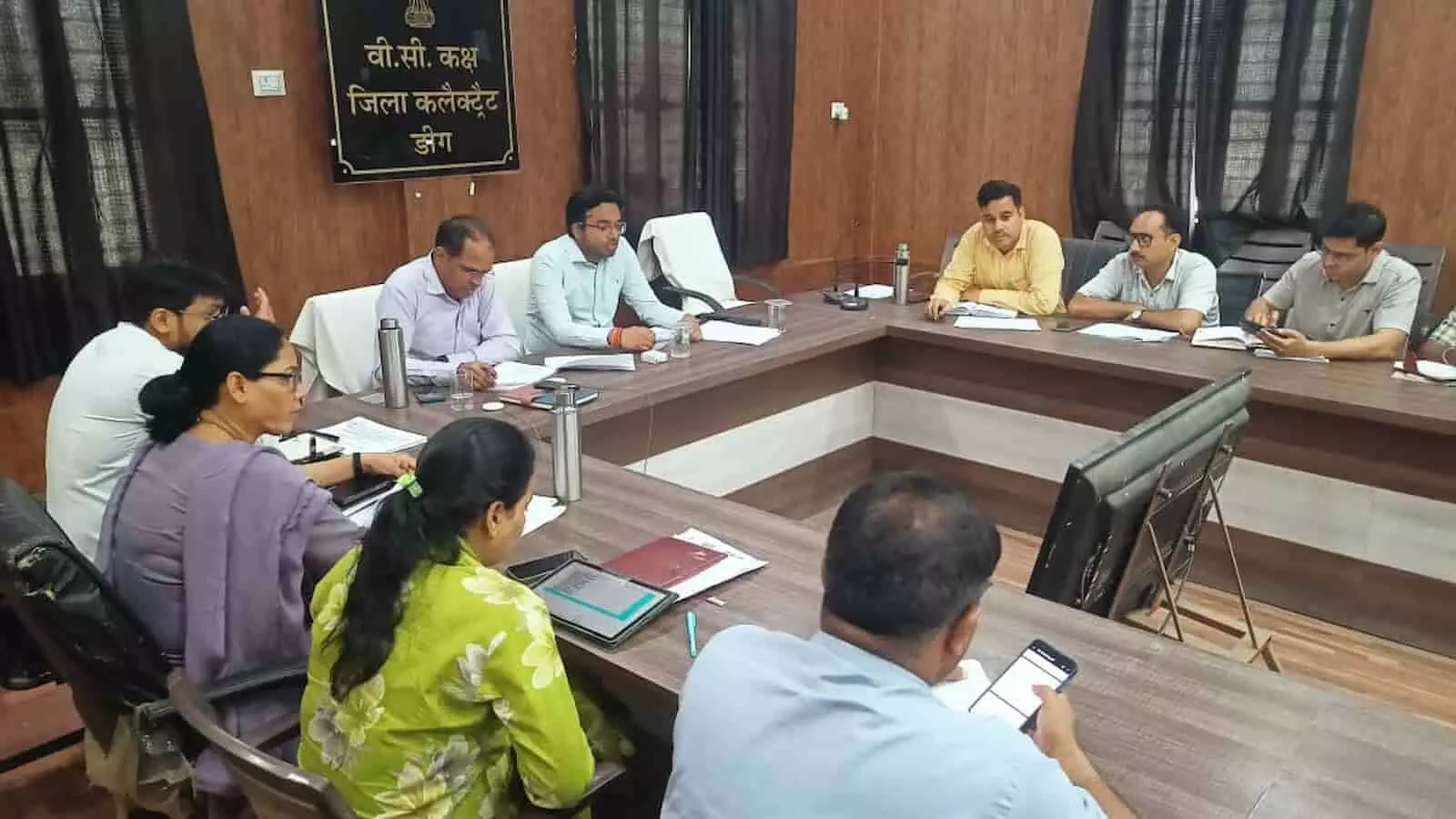 डीग के वी.सी. कक्ष में जिला कलेक्टर और अन्य अधिकारी राजस्व बैठक कर रहे हैं।