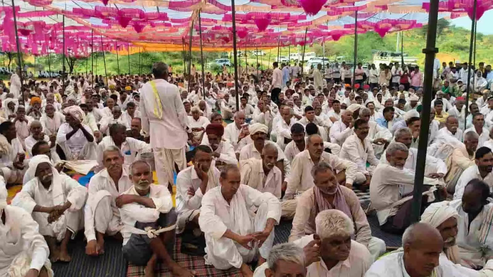 बयाना में राजस्थान शिक्षक संघ सियाराम की बैठक में एकत्रित हुए शिक्षक और लोग।