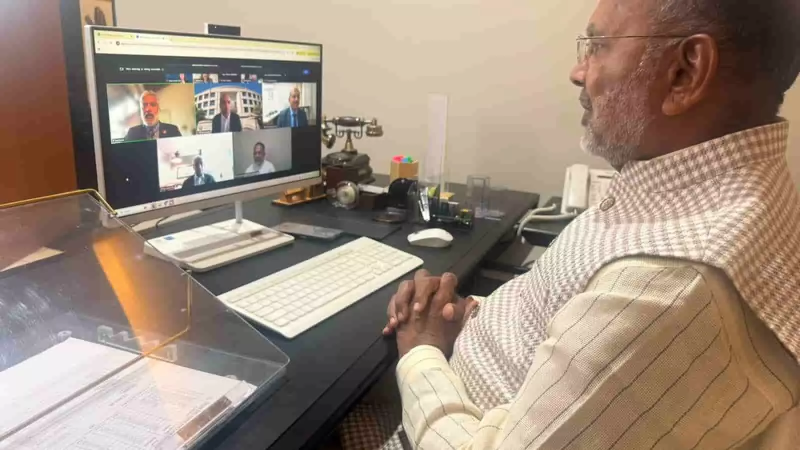 तस्वीर में ऊर्जा मंत्री हीरालाल नागर कंप्यूटर पर वर्चुअल बैठक करते हुए दिख रहे हैं।