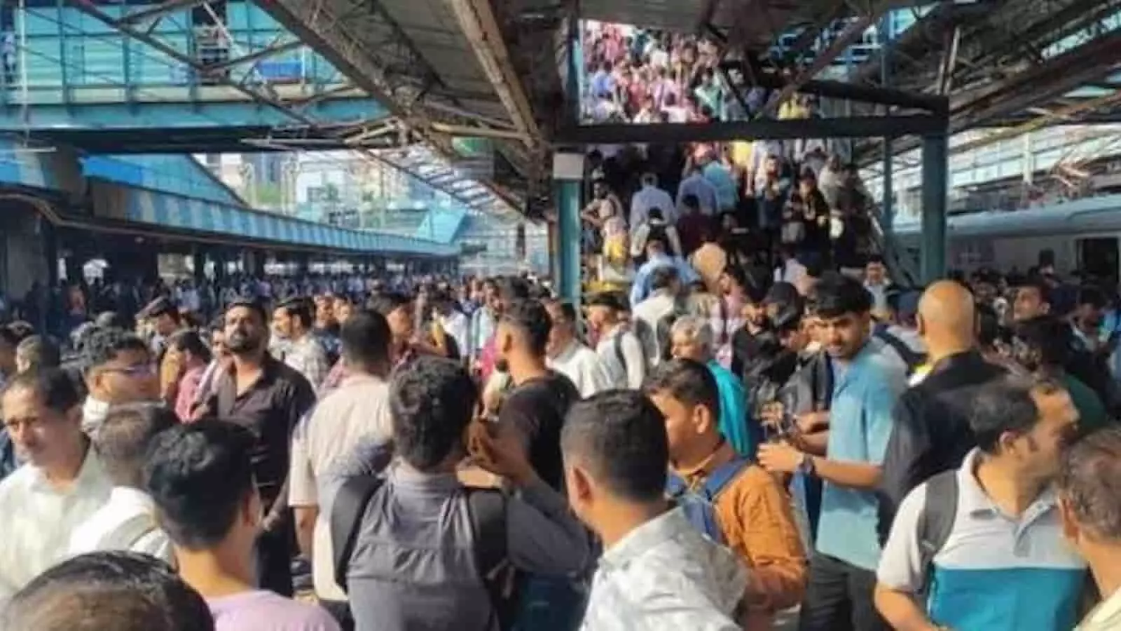 मुंबई के रेलवे स्टेशन के प्लेटफॉर्म पर यात्रियों की भारी भीड़ दिखाई दे रही है। मुंबई के रेलवे स्टेशन के प्लेटफॉर्म पर यात्रियों की भारी भीड़ दिखाई दे रही है।