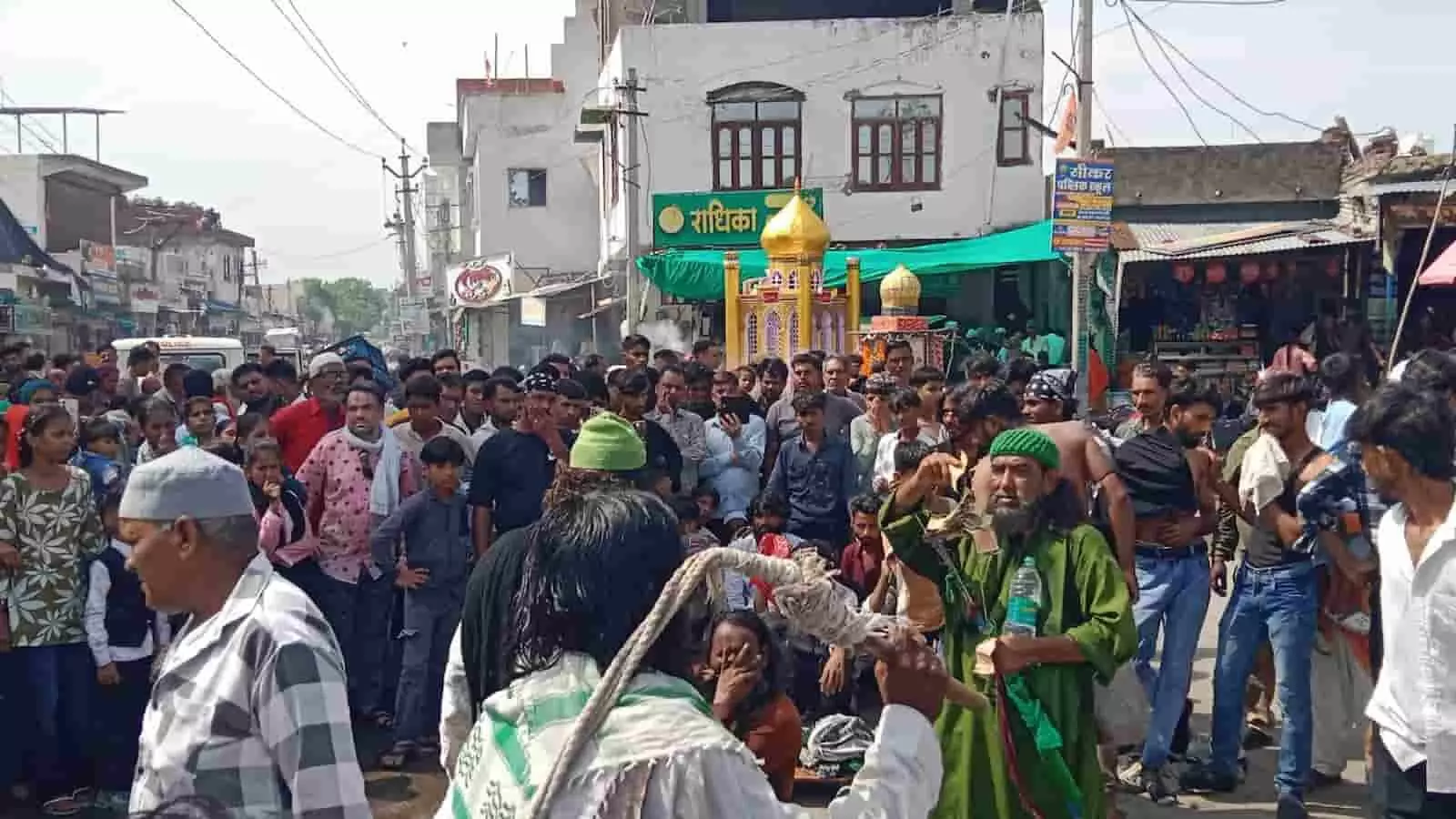 आकोला की सड़क पर मोहर्रम के जुलूस में उमड़ा भीड़ और ताजिए के साथ लोग।