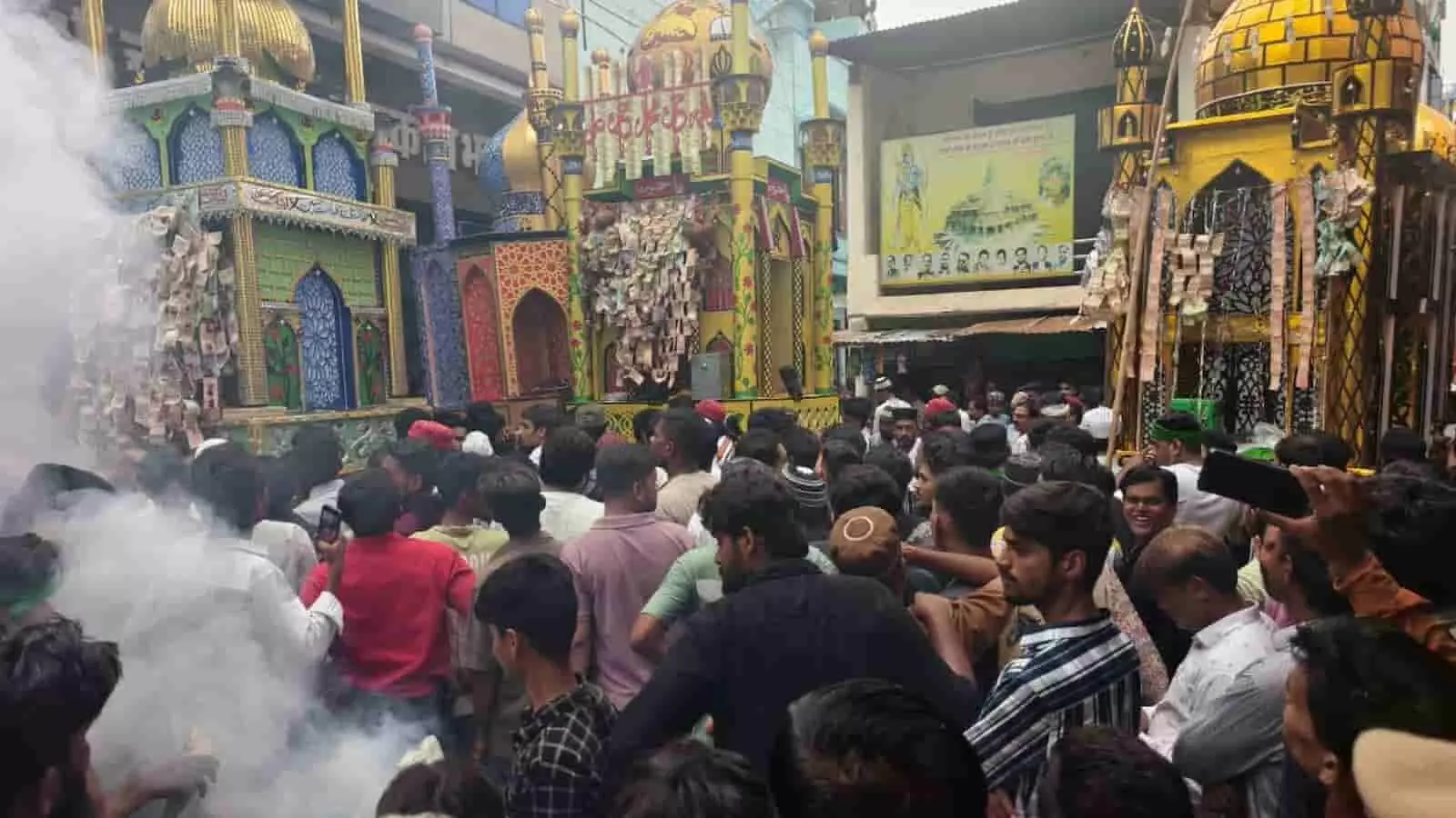 बेगूं की सड़क पर मुहर्रम के अवसर पर ताजिये और भीड़ दिखाई दे रही है।
