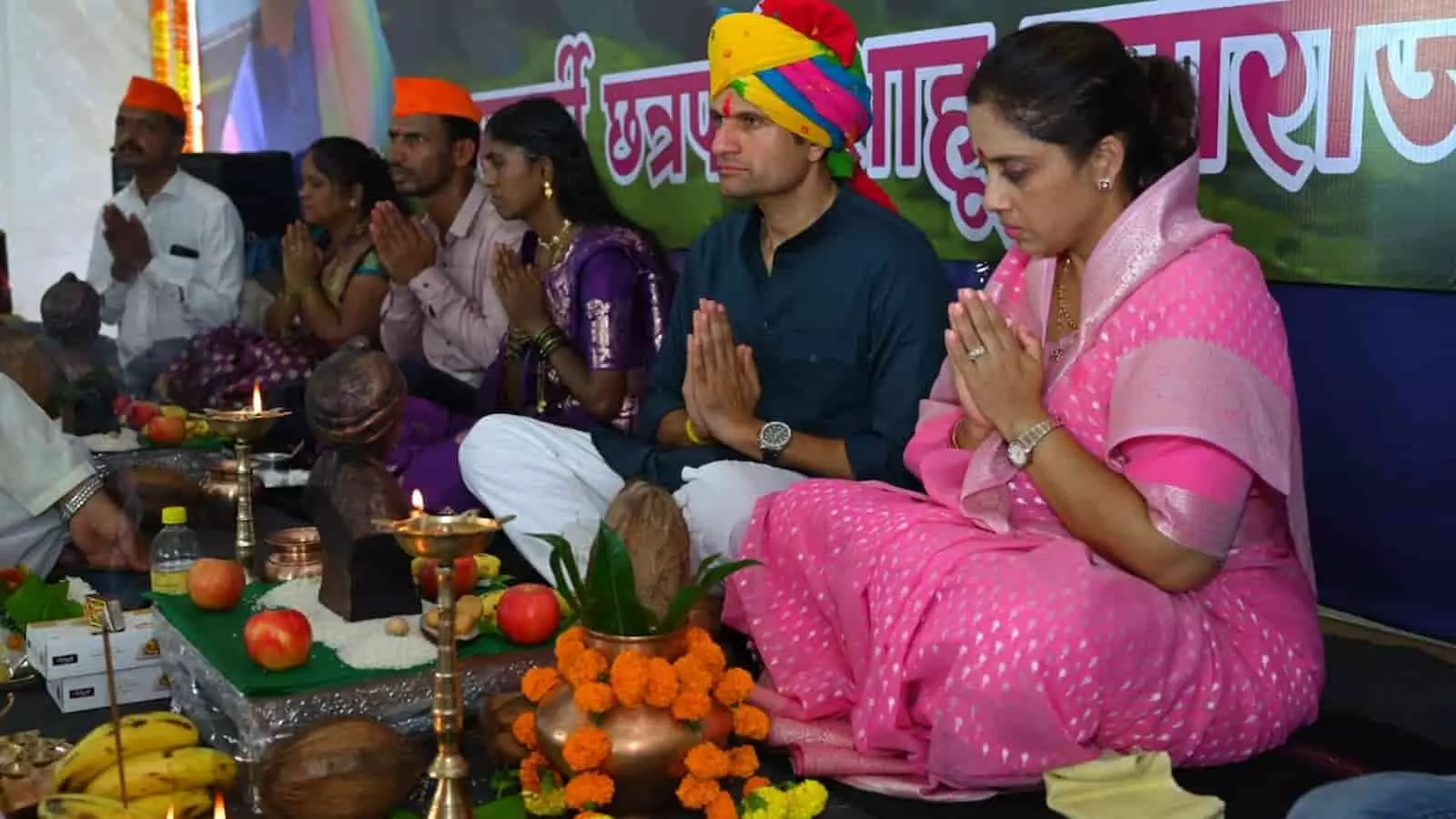 राजे समरजितसिंह घाटगे और सौ. नवोदितादेवी घाटगे राधानगरी में पूजा कर रहे हैं।