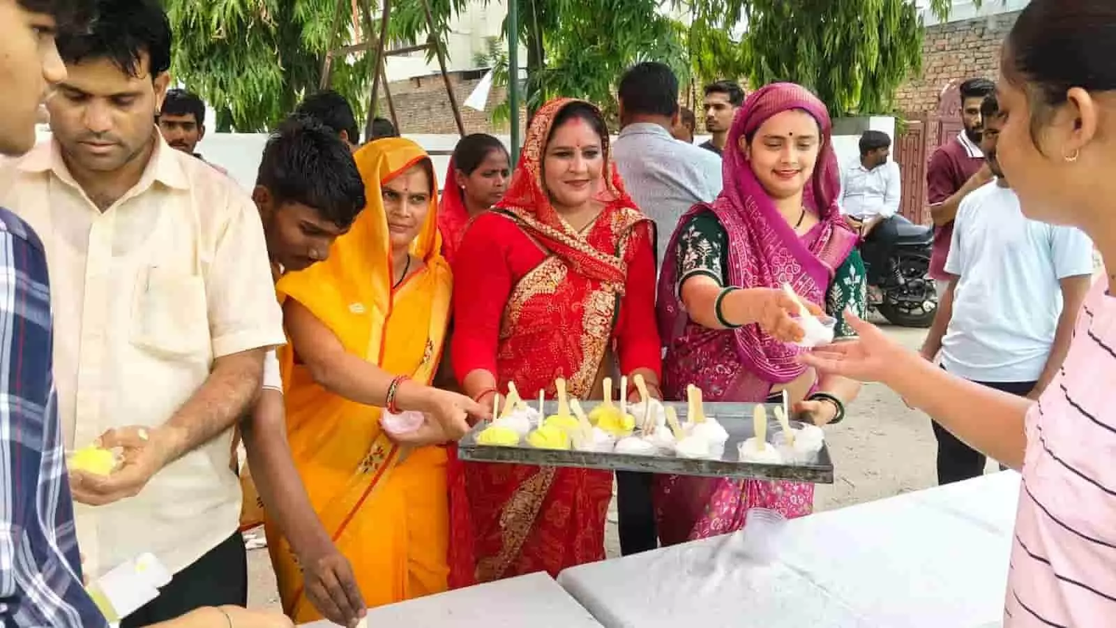 जयपुर में पचारिया परिवार के सदस्य राहगीरों को आइसक्रीम वितरित कर रहे हैं। जयपुर में पचारिया परिवार के सदस्य राहगीरों को आइसक्रीम वितरित कर रहे हैं।