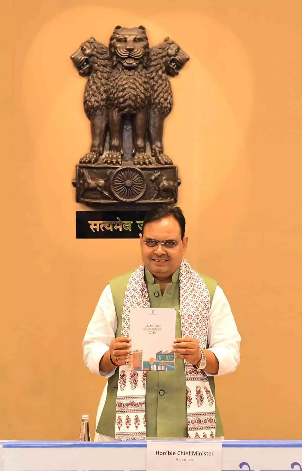 मुख्यमंत्री भजनलाल शर्मा जयपुर में राजस्थान एमएसएमई नीति की प्रति प्रदर्शित कर रहे हैं।