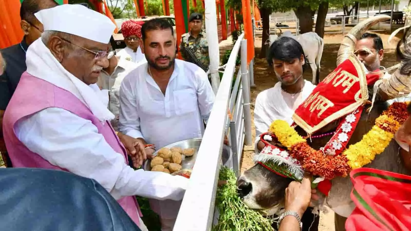 राजस्थान के राज्यपाल हरिभाऊ बागडे जयपुर के निमेड़ा में गाय को चारा खिला रहे हैं। राजस्थान के राज्यपाल हरिभाऊ बागडे जयपुर के निमेड़ा में गाय को चारा खिला रहे हैं।
