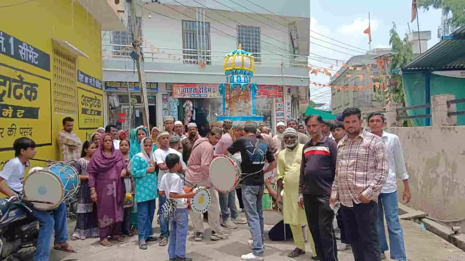 खेरोदा में ताजिया जुलूस के दौरान सड़क पर एकत्रित मुस्लिम समाज के लोग।