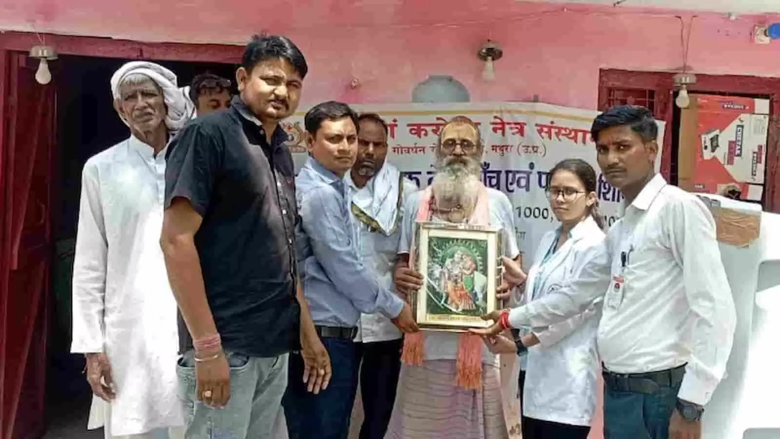 डीग में आयोजित नि:शुल्क नेत्र जांच शिविर में चिकित्सक और ग्रामीण मौजूद हैं।