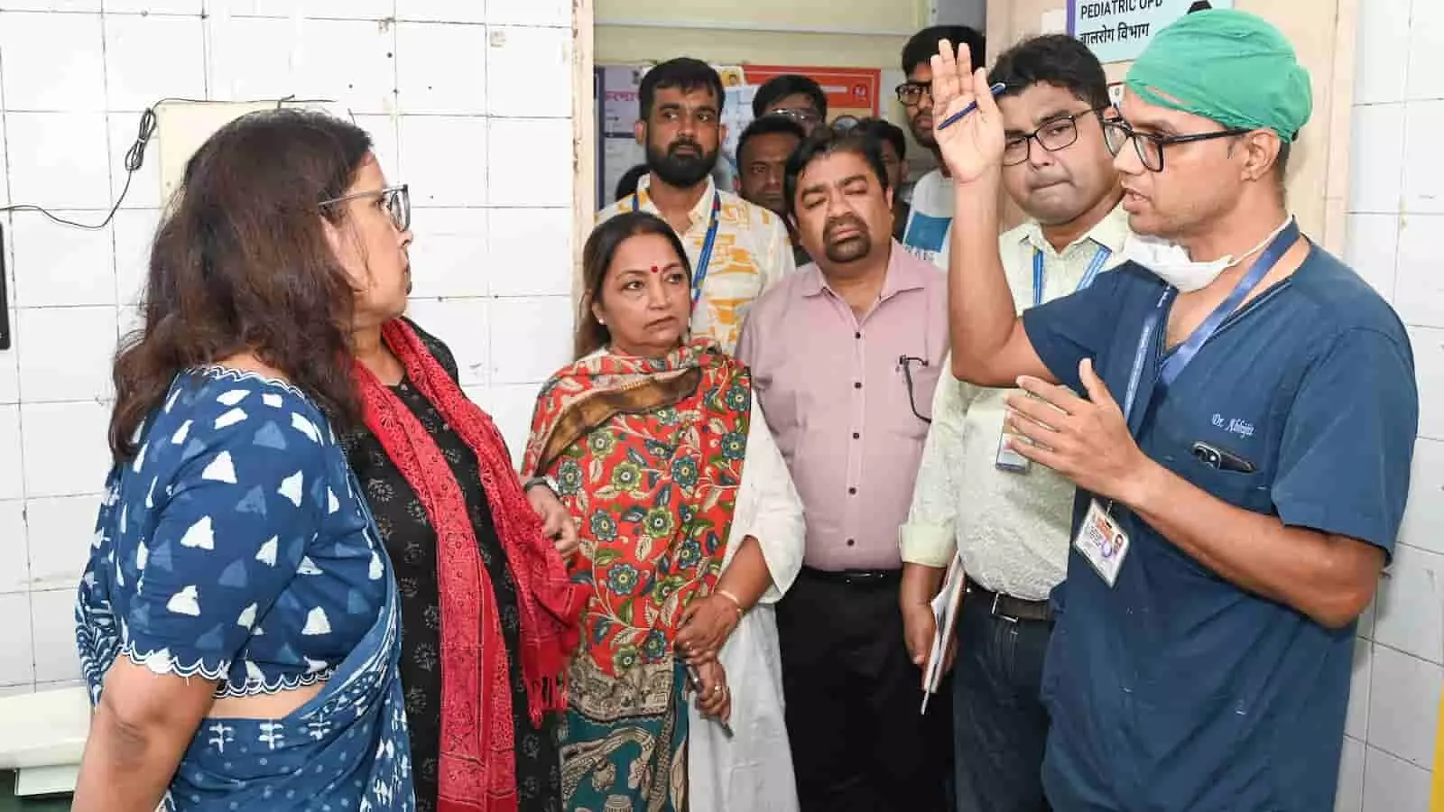 बीएमसी की अतिरिक्त आयुक्त अस्पताल के निरीक्षण के दौरान डॉक्टरों से चर्चा कर रही हैं।