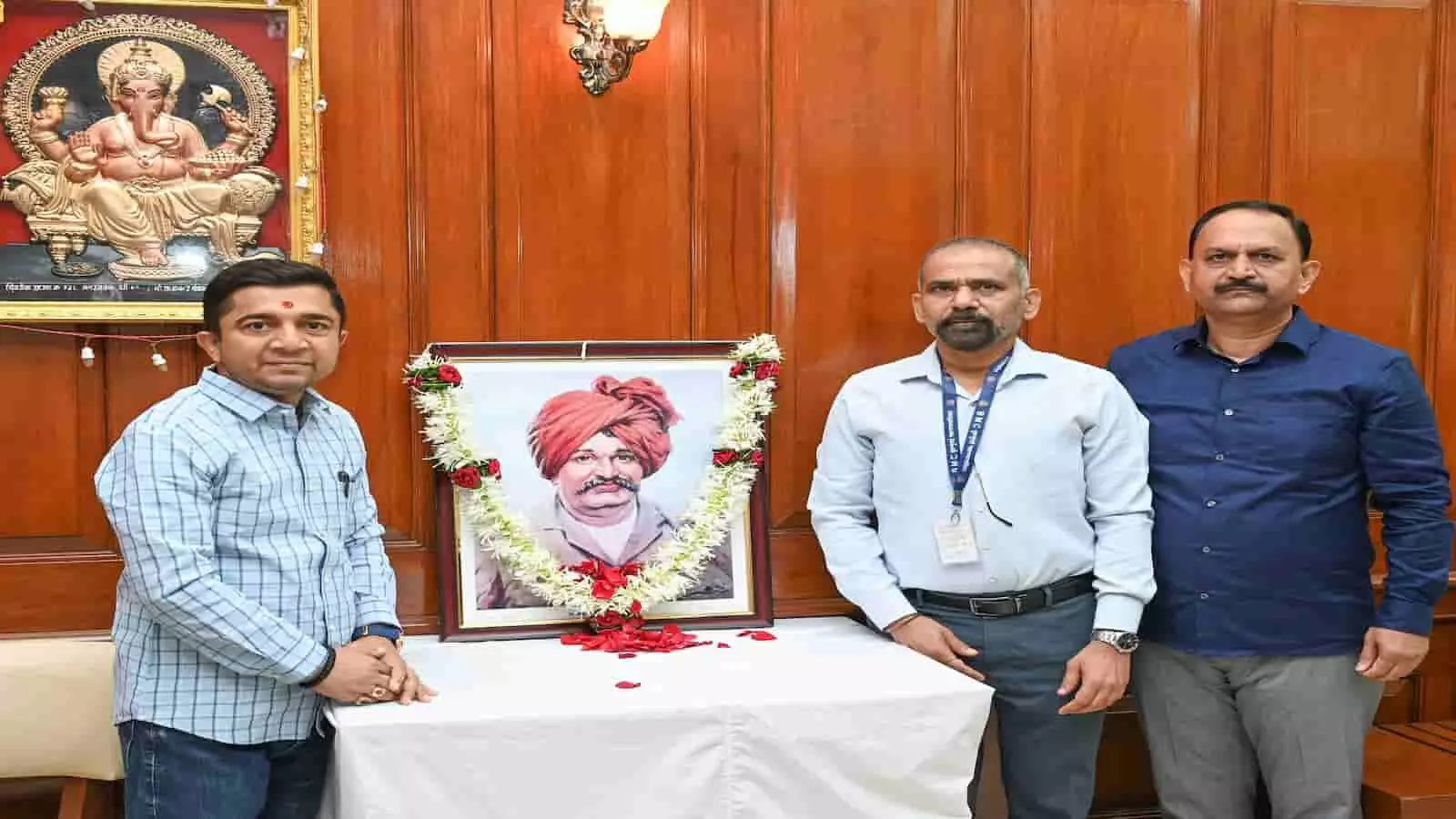 बीएमसी मुख्यालय में राजर्षि शाहू महाराज के तैलचित्र के साथ आकाश पुरोहित, प्रशांत ढवळीकर और जितेंद्र घोराडे।