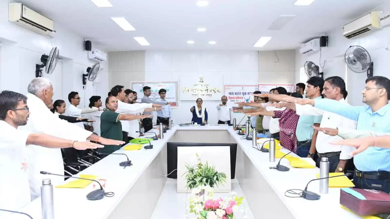 सवाई माधोपुर में नशामुक्ति की शपथ लेते अधिकारी और युवा प्रतिभागी। सवाई माधोपुर में नशामुक्ति की शपथ लेते अधिकारी और युवा प्रतिभागी।