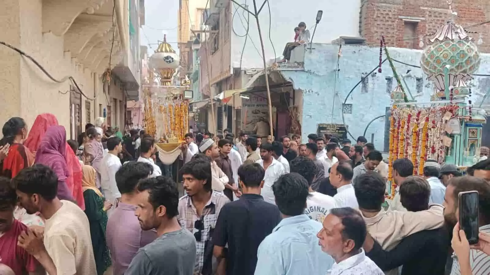 छोटीसादड़ी के बाजार में मोहर्रम के दौरान एकत्रित लोगों का ताजिया जुलूस। छोटीसादड़ी के बाजार में मोहर्रम के दौरान एकत्रित लोगों का ताजिया जुलूस।