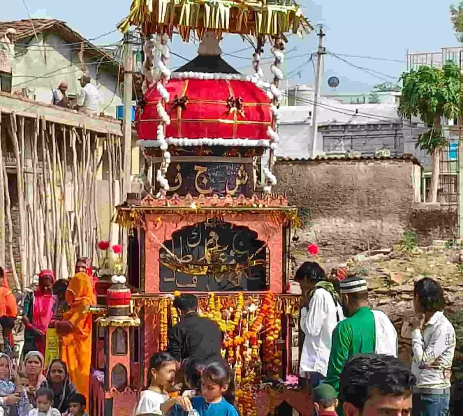 जवास गांव में मोहर्रम के जुलूस में शामिल लोग ताजिए के साथ दिखाई दे रहे हैं।