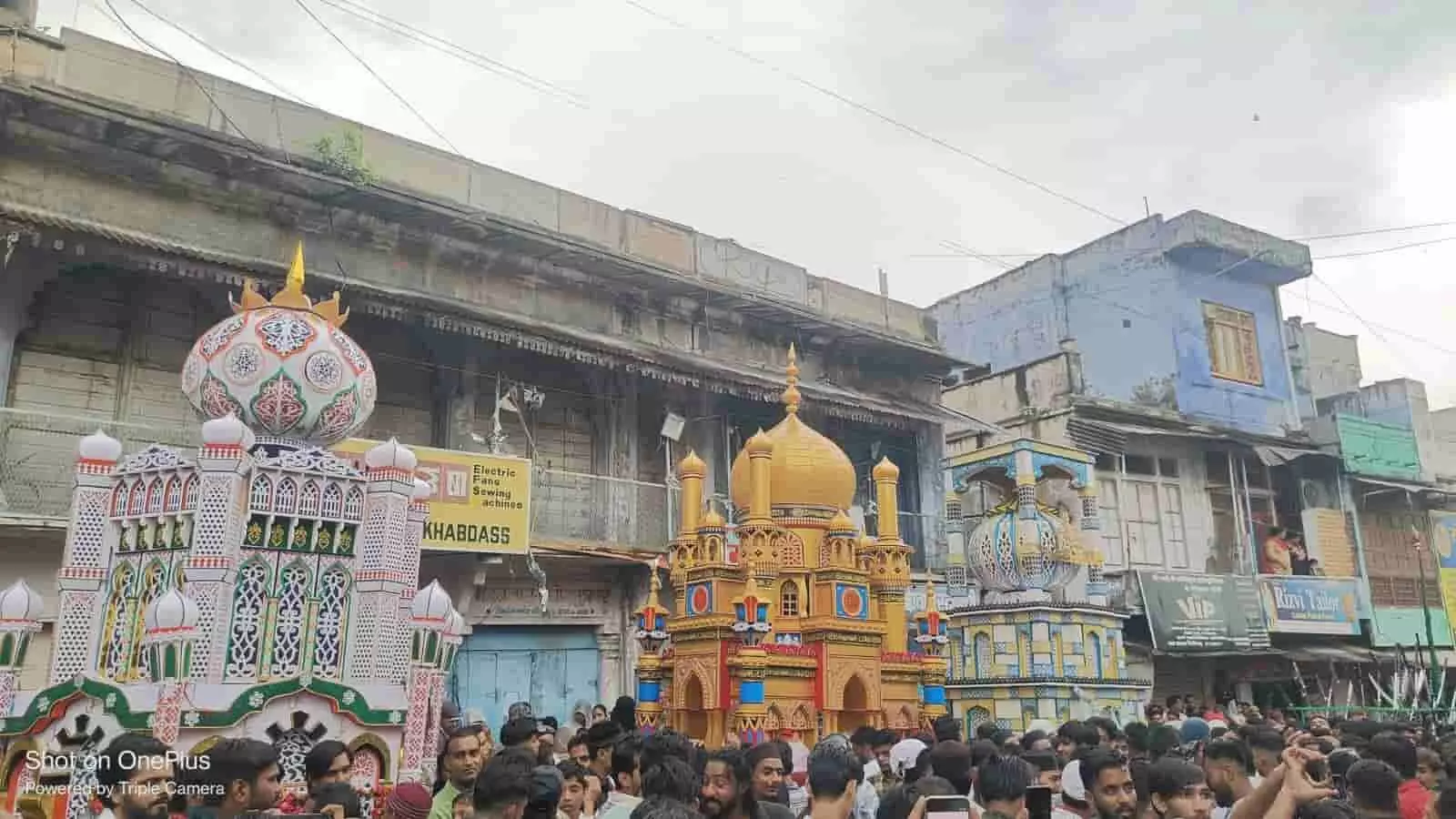 चित्तौड़गढ़ में मोहर्रम के जुलूस के दौरान सड़क पर रखे ताजिए और भीड़।
