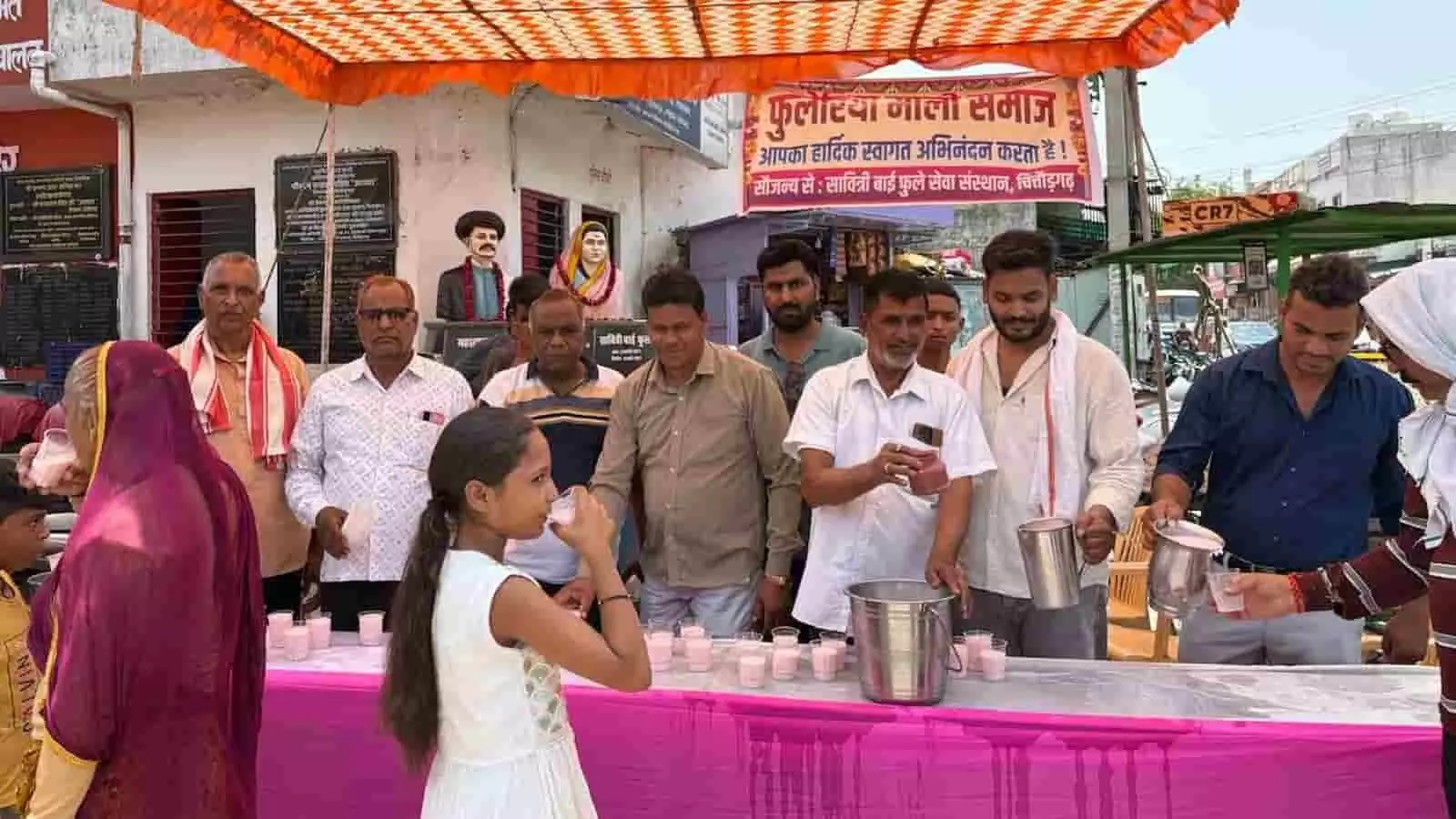 माली समाज के लोग चित्तौड़गढ़ में राहगीरों को शीतल मिल्करोज पिलाते हुए।
