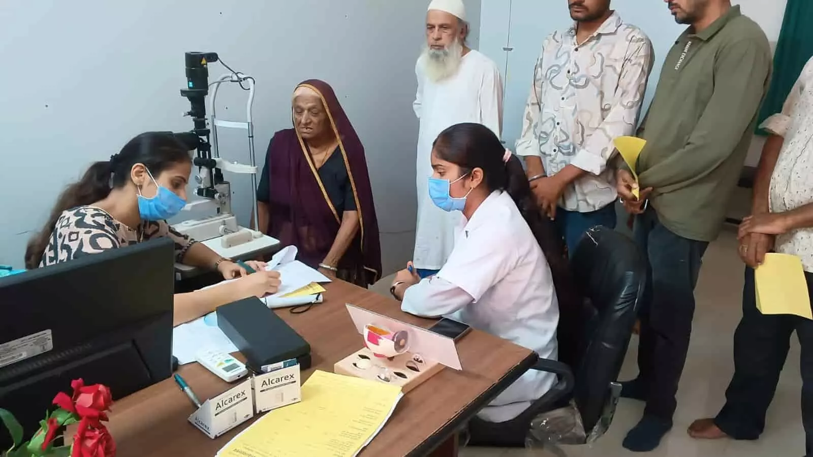 महावीर इंटरनेशनल चिकित्सालय में चिकित्सक मरीजों की आंखों की जांच करते हुए नजर आ रहे हैं।
