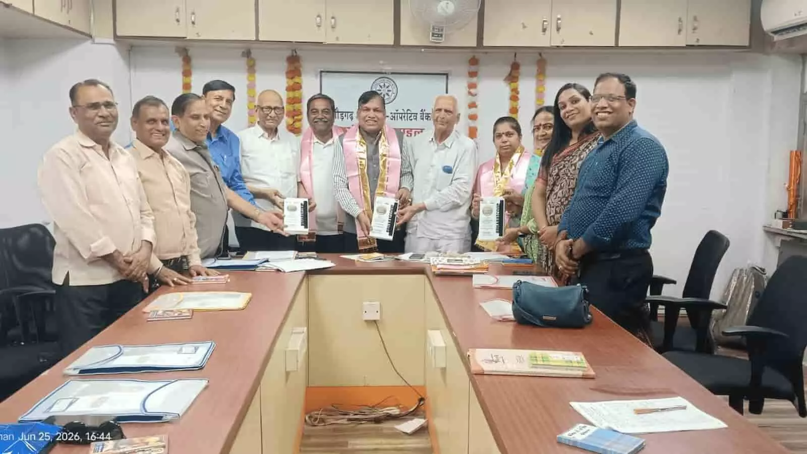 चित्तौड़गढ़ में अरबन कोऑपरेटिव बैंक के निदेशक मंडल की बैठक में उपस्थित पदाधिकारी।