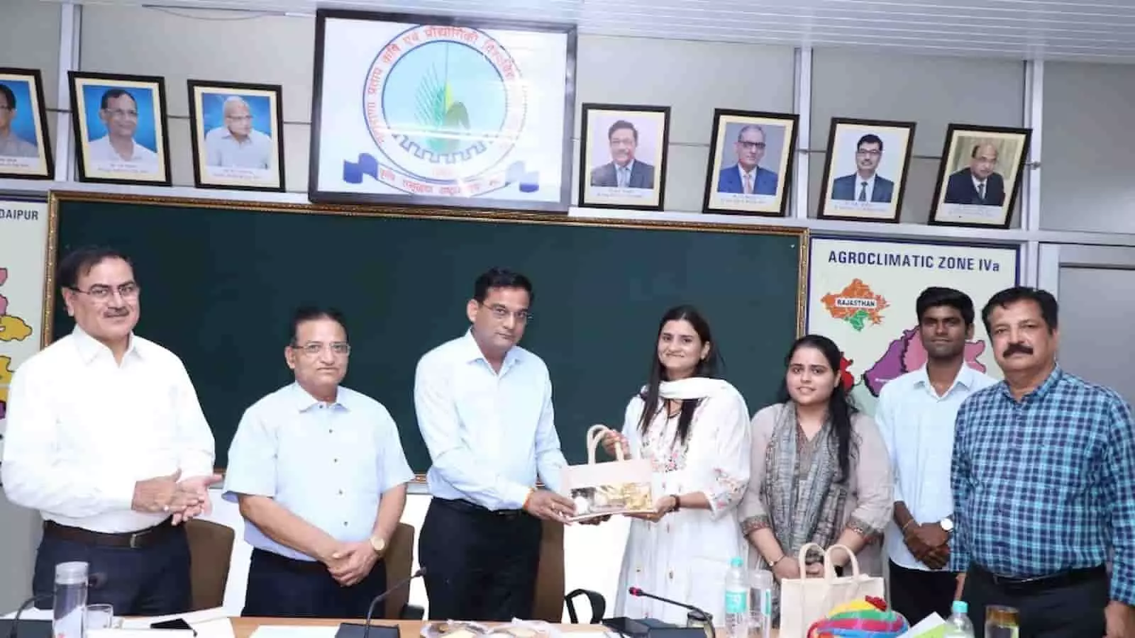 तस्वीर में कृषि आयुक्त नरेश कुमार गोयल और अन्य अधिकारी बैठक में उपस्थित हैं।